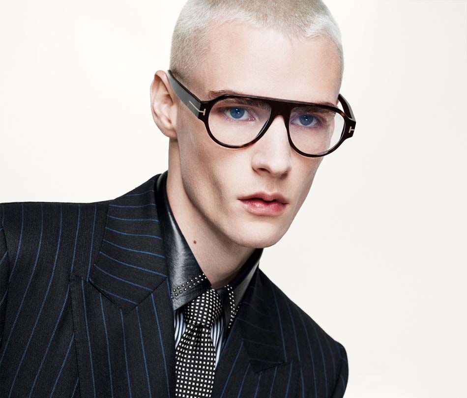 Brillen von Tom Ford bei Brille 54 in Berlin - Model mit Brille